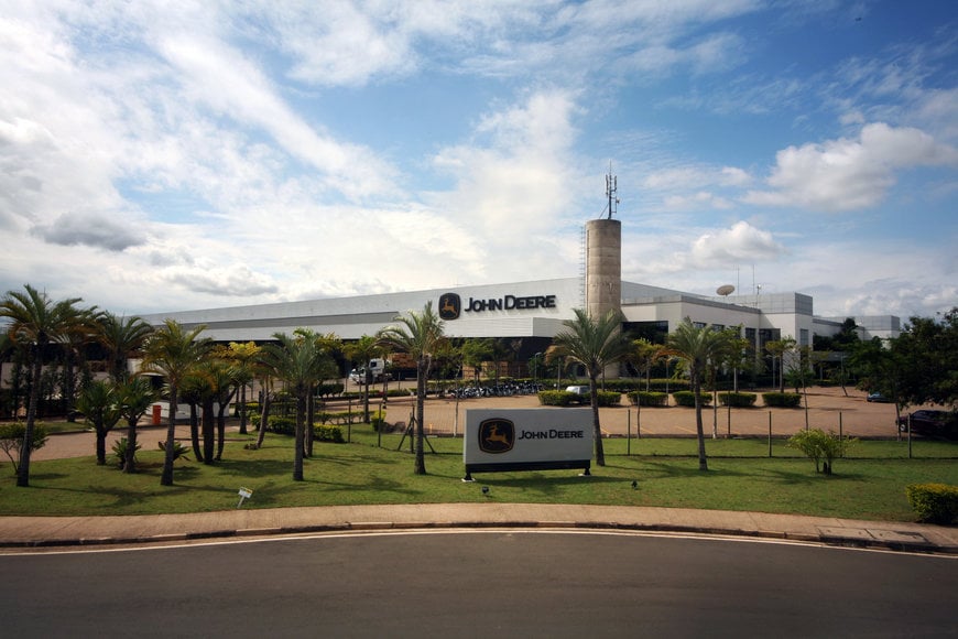 TECNOLOGIA VESTÍVEL DA COMAU LEVA BEM-ESTAR ERGONÔMICO AO CENTRO DE DISTRIBUIÇÃO DE PEÇAS DA JOHN DEERE EM CAMPINAS